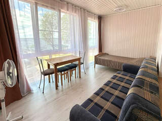 Гостиница Домики у Пляжа Осташков Номер-студио с видом на озеро-9