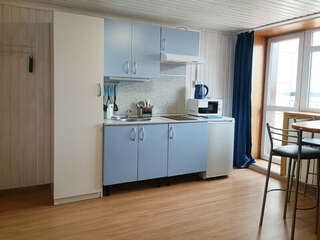 Гостиница Домики у Пляжа Осташков 2-х местный номер с видом на озеро и балконом-3