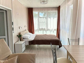 Гостиница Домики у Пляжа Осташков Улучшенный номер-студио с видом на озеро-10