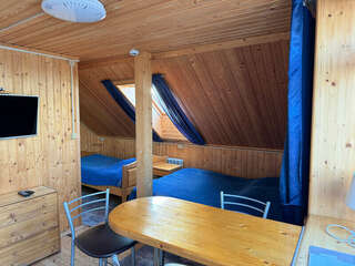 Гостиница Домики у Пляжа Осташков 3-х местный номер с видом на озеро и балконом-1