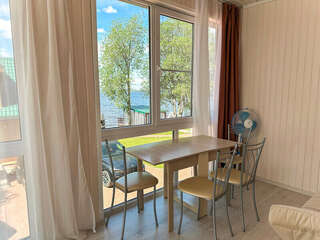 Гостиница Домики у Пляжа Осташков Улучшенный номер-студио с видом на озеро-12