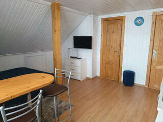 Гостиница Домики у Пляжа Осташков 2-х местный номер с видом на озеро и балконом-4