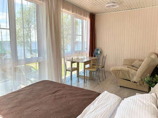 Гостиница Домики у Пляжа Осташков Улучшенный номер-студио с видом на озеро-1