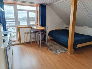 Гостиница Домики у Пляжа Осташков 2-х местный номер с видом на озеро и балконом-1