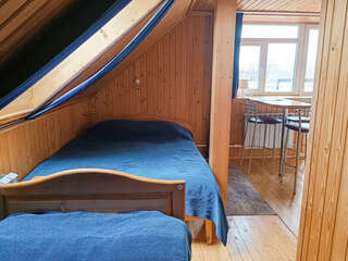 Гостиница Домики у Пляжа Осташков 3-х местный номер с видом на озеро и балконом-2