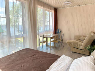 Гостиница Домики у Пляжа Осташков Апартаменты с видом на озеро-1