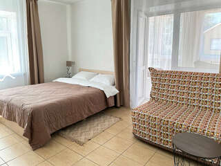 Гостиница Домики у Пляжа Осташков Улучшенный номер-студио с видом на озеро-5