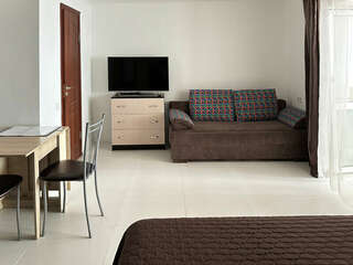 Гостиница Домики у Пляжа Осташков Номер-студио с видом на озеро-5