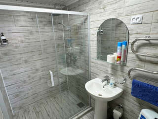 Гостиница Домики у Пляжа Осташков 2-х местный номер с видом на озеро и балконом-5