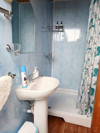 Гостиница Домики у Пляжа Осташков Бюджетный трехместный номер-15