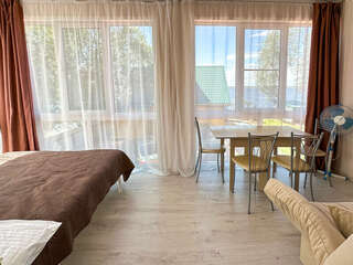 Гостиница Домики у Пляжа Осташков Улучшенный номер-студио с видом на озеро-9