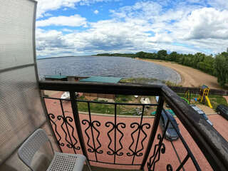 Гостиница Домики у Пляжа Осташков 2-х местный номер с видом на озеро и балконом-7